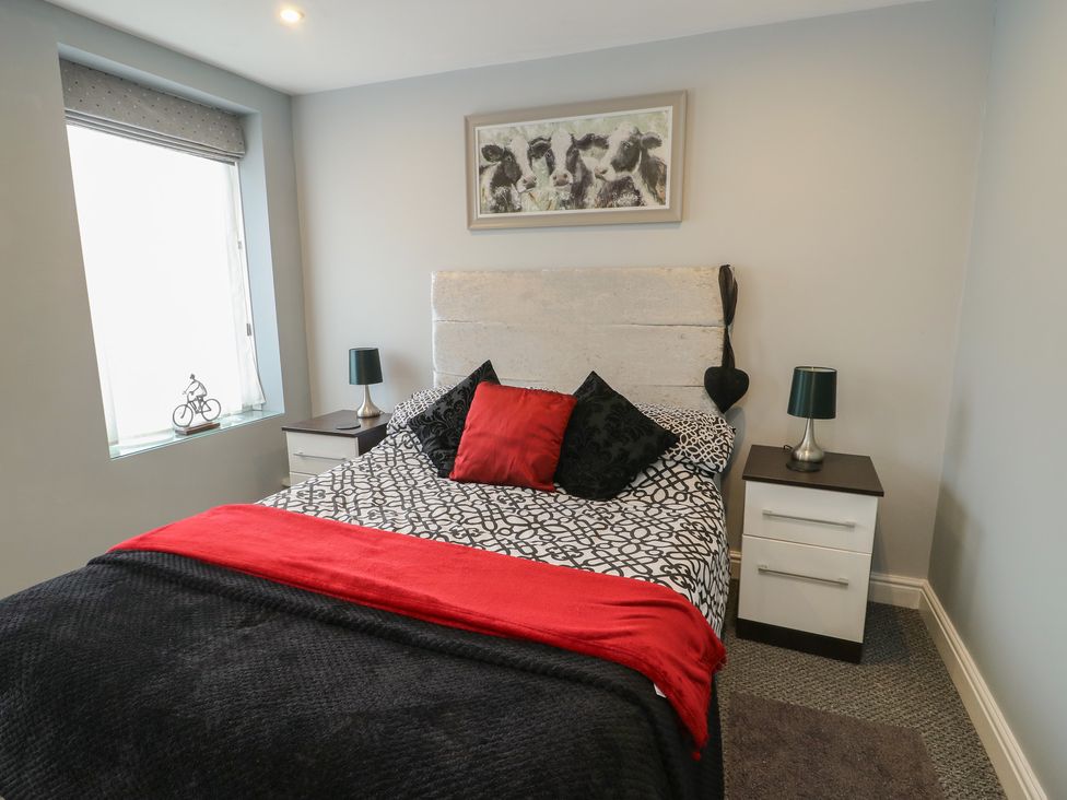 A bedroom with a bed and bedside tables at Ty Llyn Brynteg near Benllech