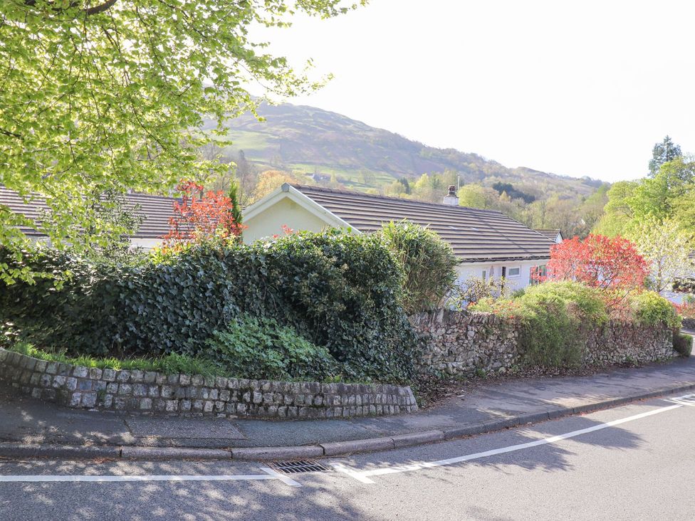 A view of houses and greenery along a road at Wansfell View in Ambleside