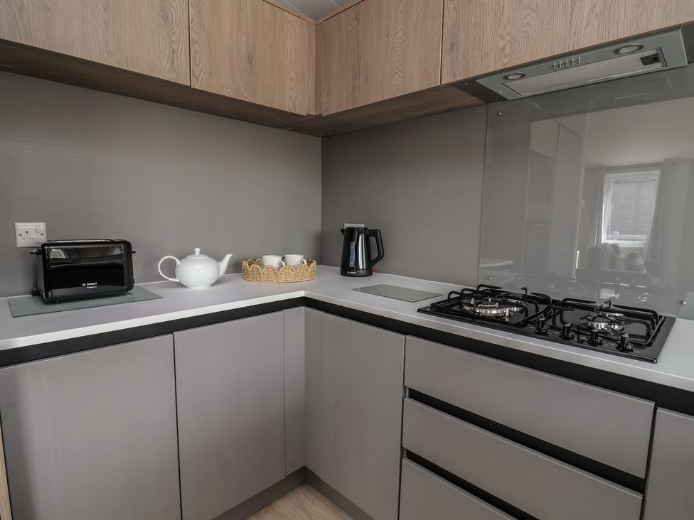 A kitchen with a gas stove and kettle at No.11 - Cedar Lodge in Delamere