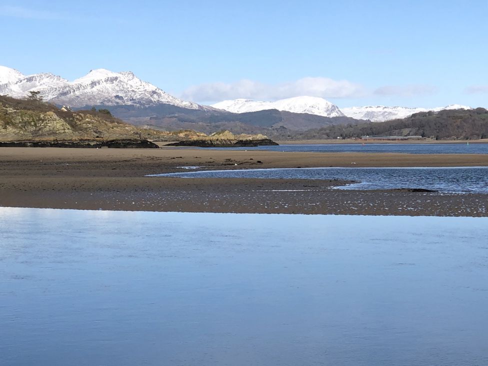 A view of mountains and water at 12 Glyn Terrace in Borth-Y-Gest