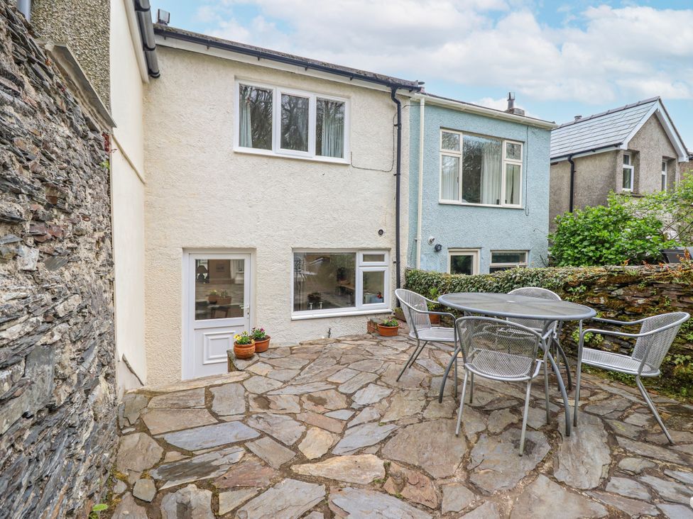 An outdoor patio with a table and chairs at 12 Glyn Terrace Borth-Y-Gest