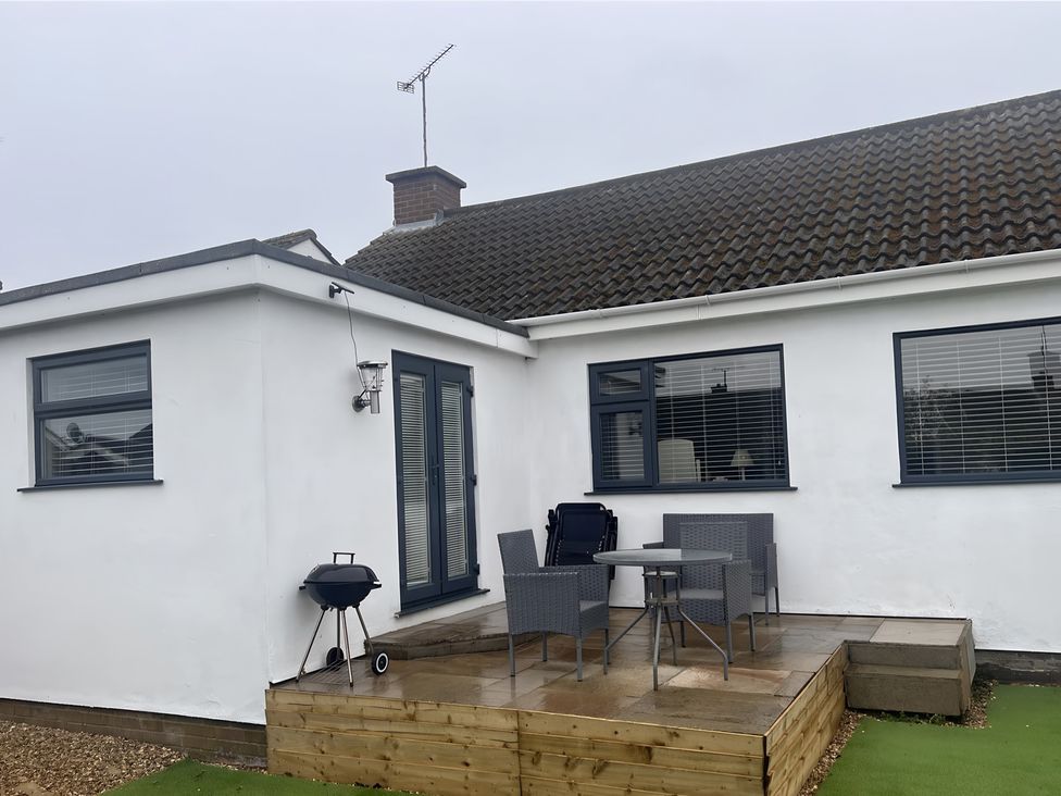 An outdoor area with a table and chairs at 15 Lamsey Lane in King's Lynn