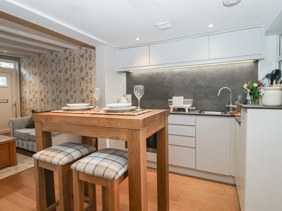A kitchen with a table and chairs at No.4 Main Street in Hull