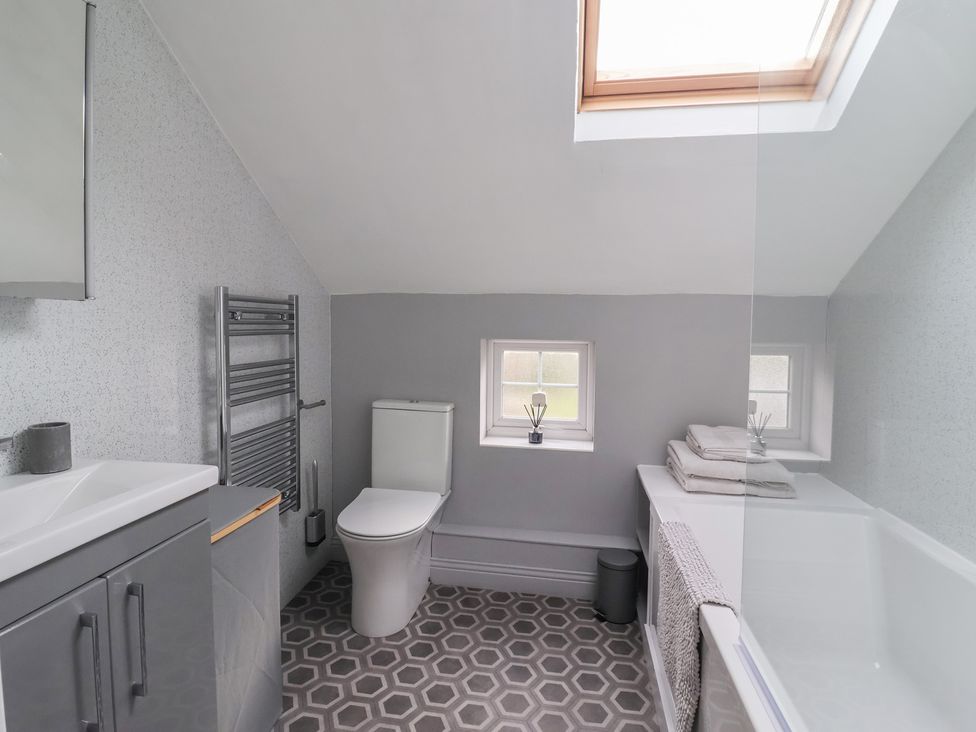 A bathroom with a sink, toilet, and bathtub at No.4 Main Street Hull