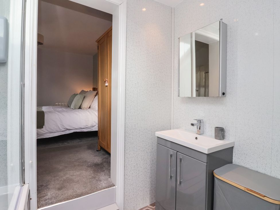A bathroom featuring a vanity unit and mirror at No.4 Main Street, Hull