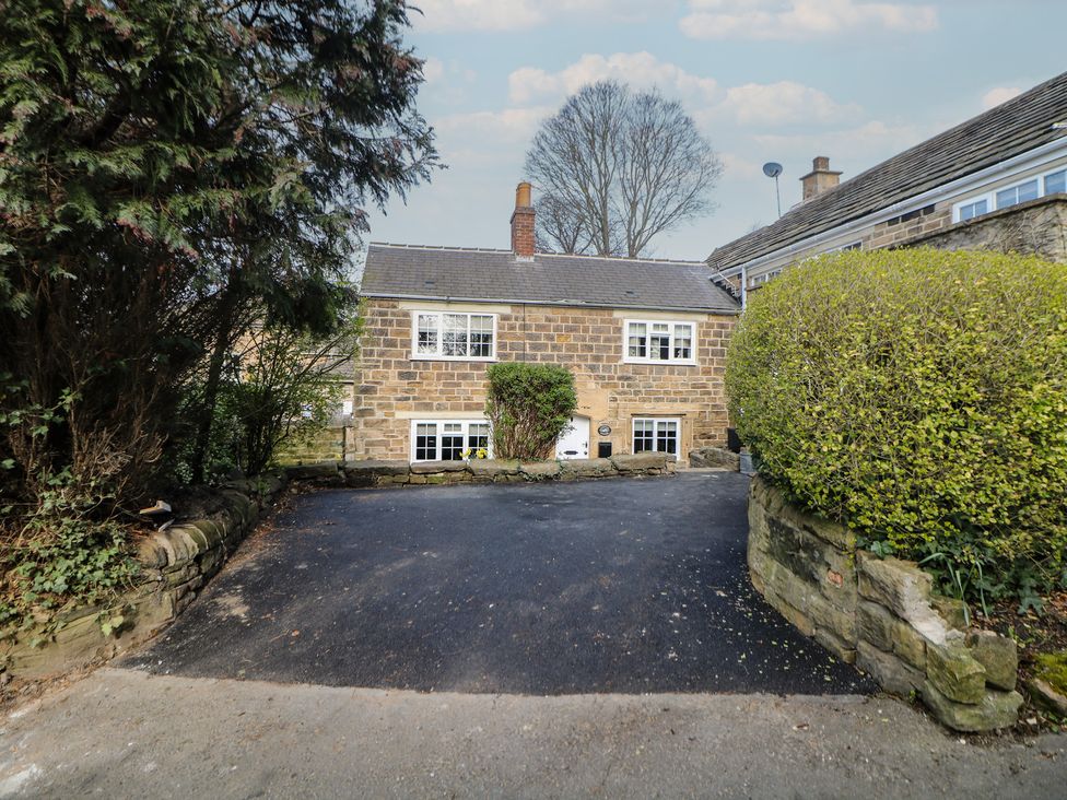 A house with trees and a driveway at Lake Side Cottage in Wakefield
