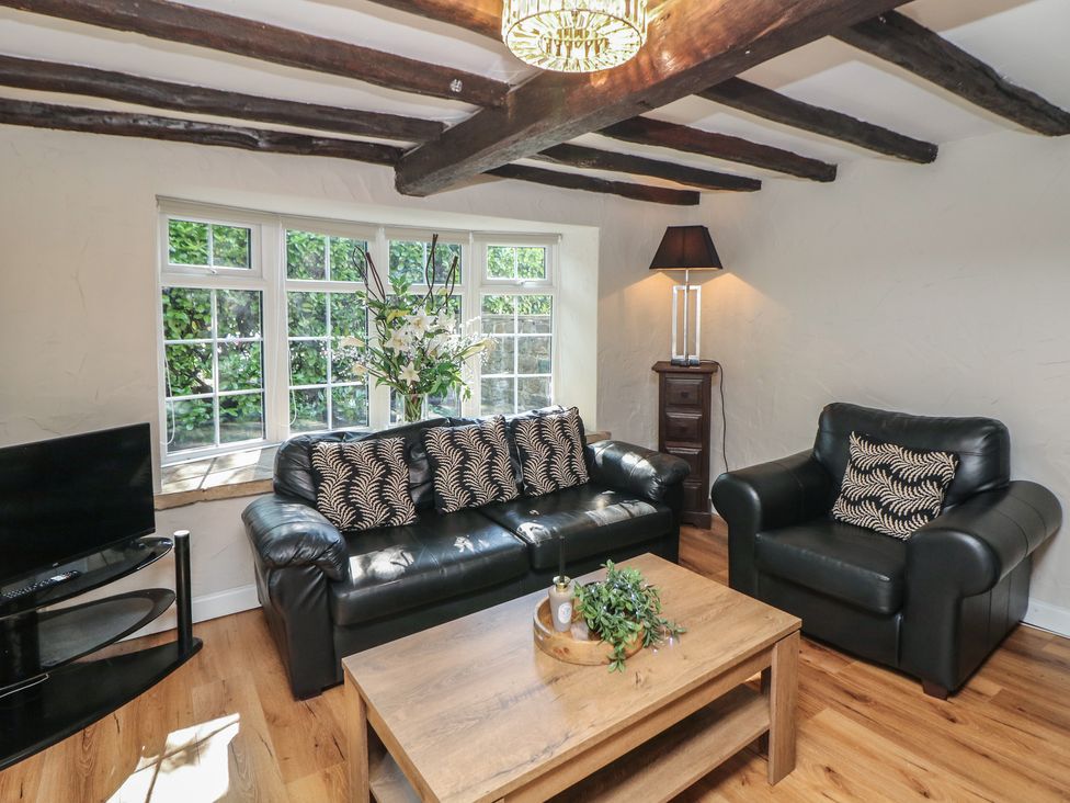 A living room with a sofa and coffee table at Lake Side Cottage in Wakefield