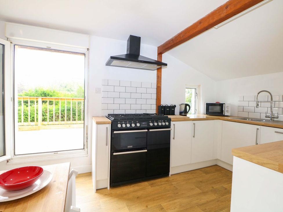 A kitchen with a stove and microwave at Woodside in Battle