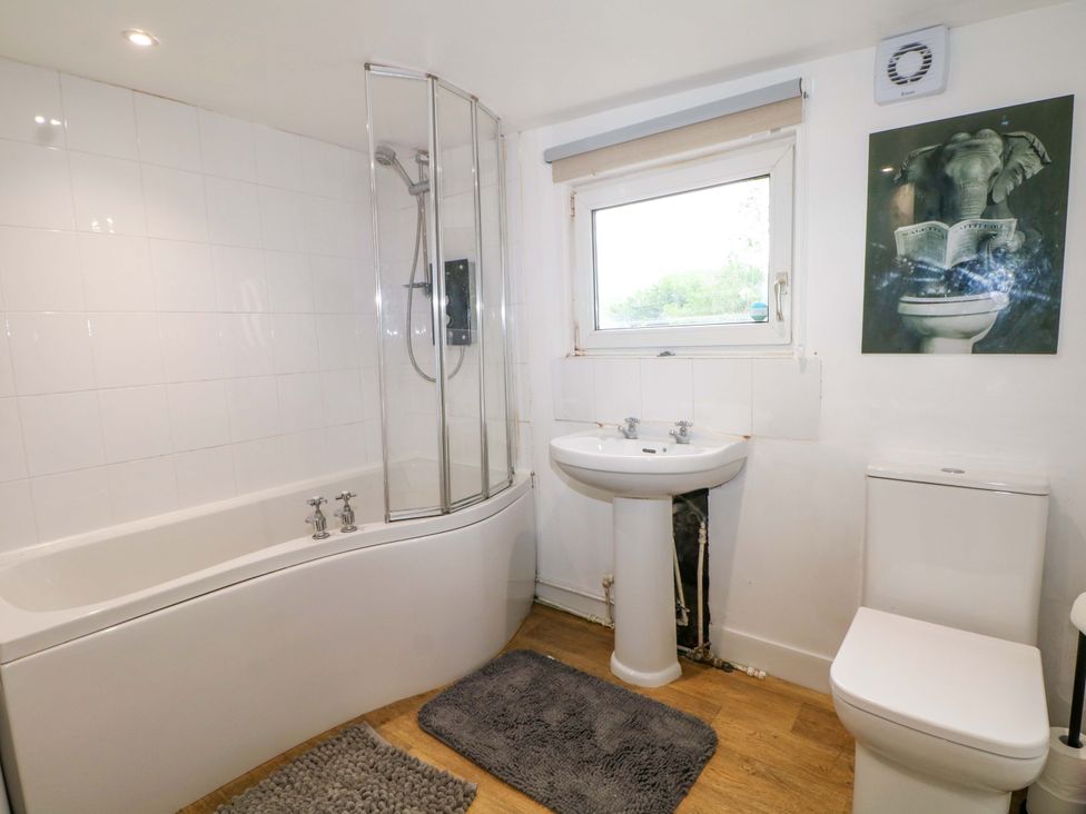 A bathroom with a shower, bathtub, sink, and toilet at Woodside in Battle