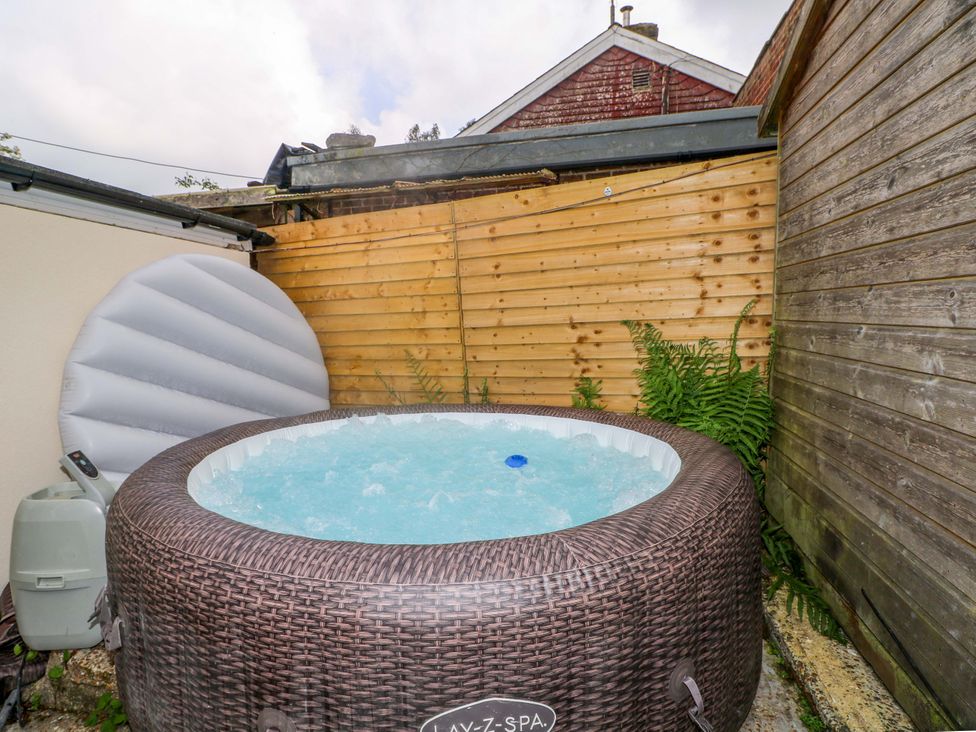 A hot tub in an outdoor area at Woodside in Battle