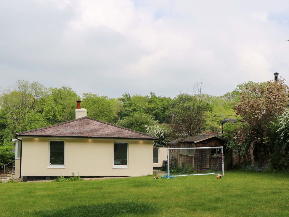 A house with a garden and goalpost at Woodside in Battle