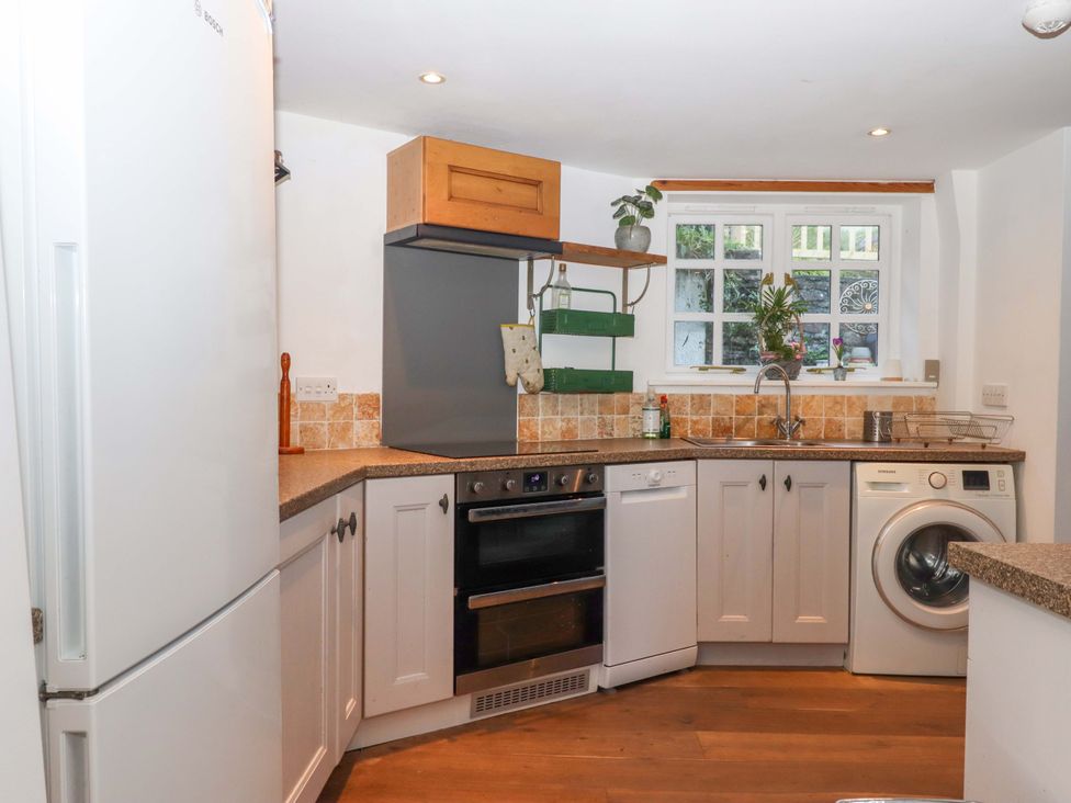 A kitchen with appliances and cabinets at Park Cottage in Kingsbridge