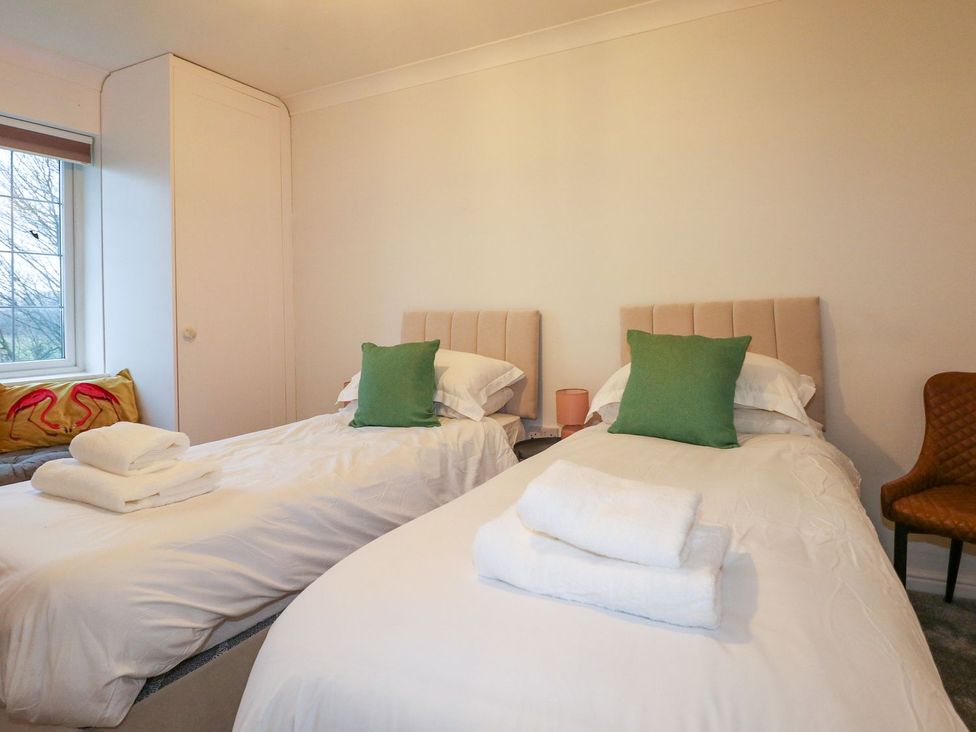 A bedroom with twin beds and towels at Number 5