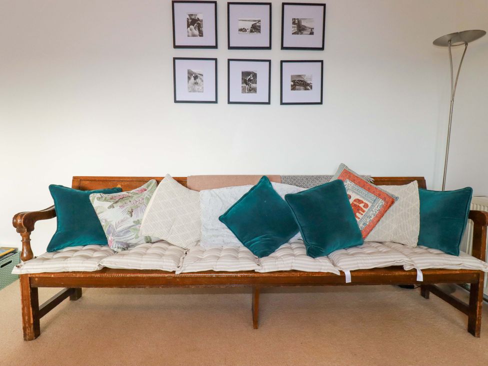 A living room with a sofa and cushions at Cribba