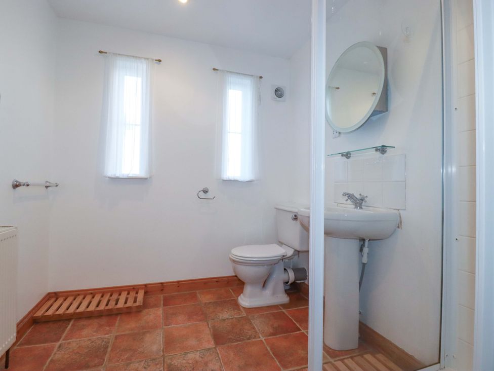 A bathroom with a sink, toilet, and shower at Cribba 