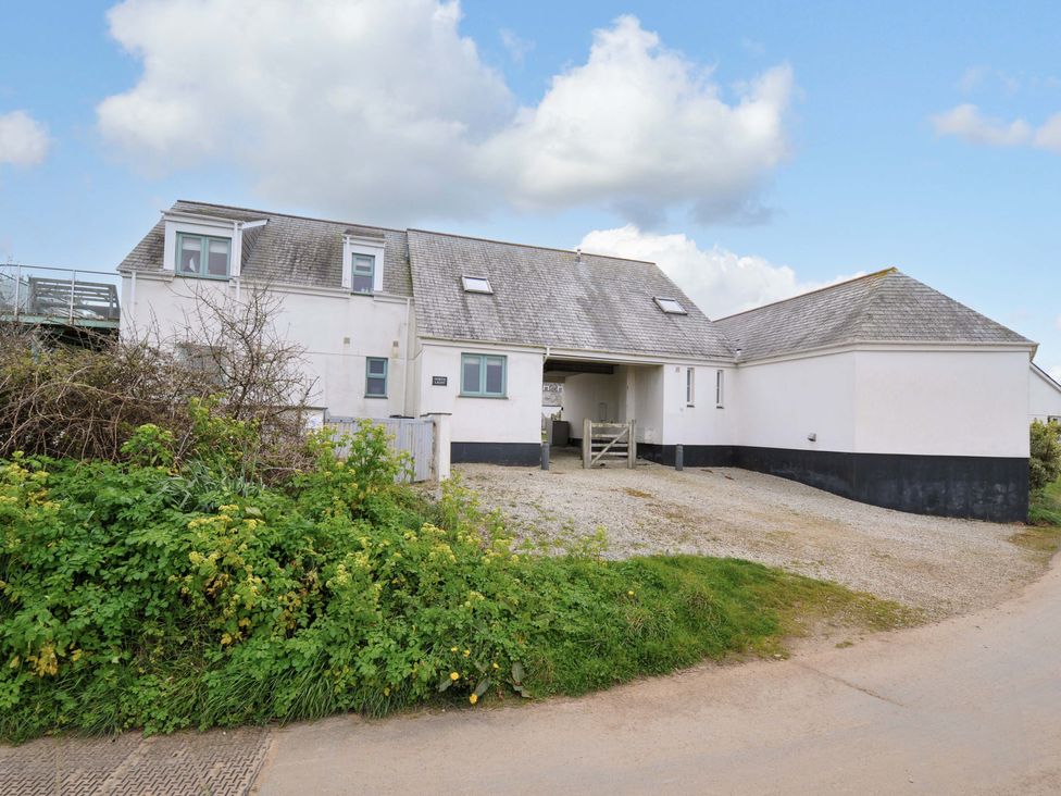 A house with a gravel driveway and garden at Cribba in Port Isaac