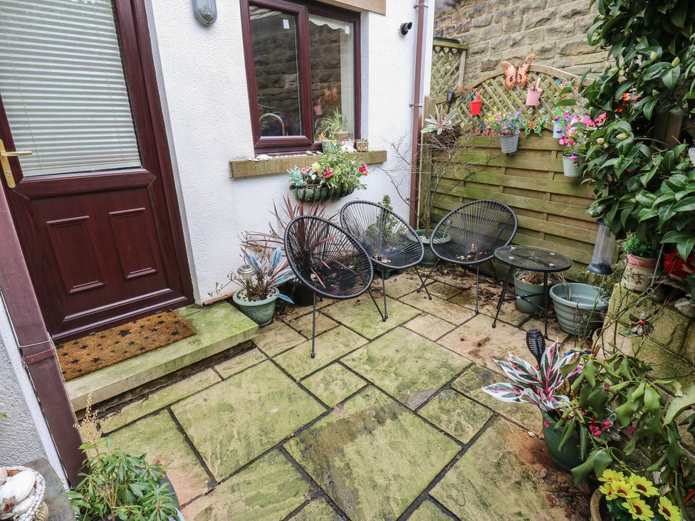 A garden with tiled flooring and chairs at The Annex at Ryefield Lodge
