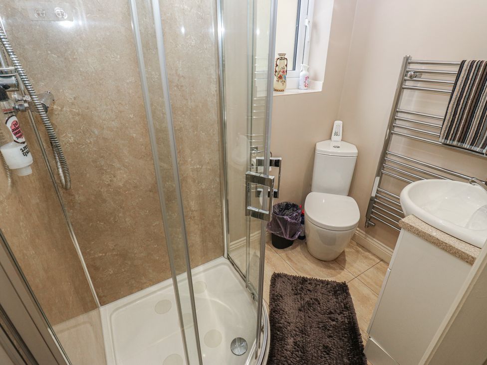 A bathroom with a shower, toilet, and sink at The Annex at Ryefield Lodge
