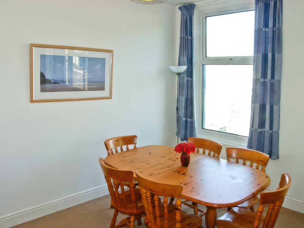 A dining room with a table and chairs at Morlais in Rhosneigr