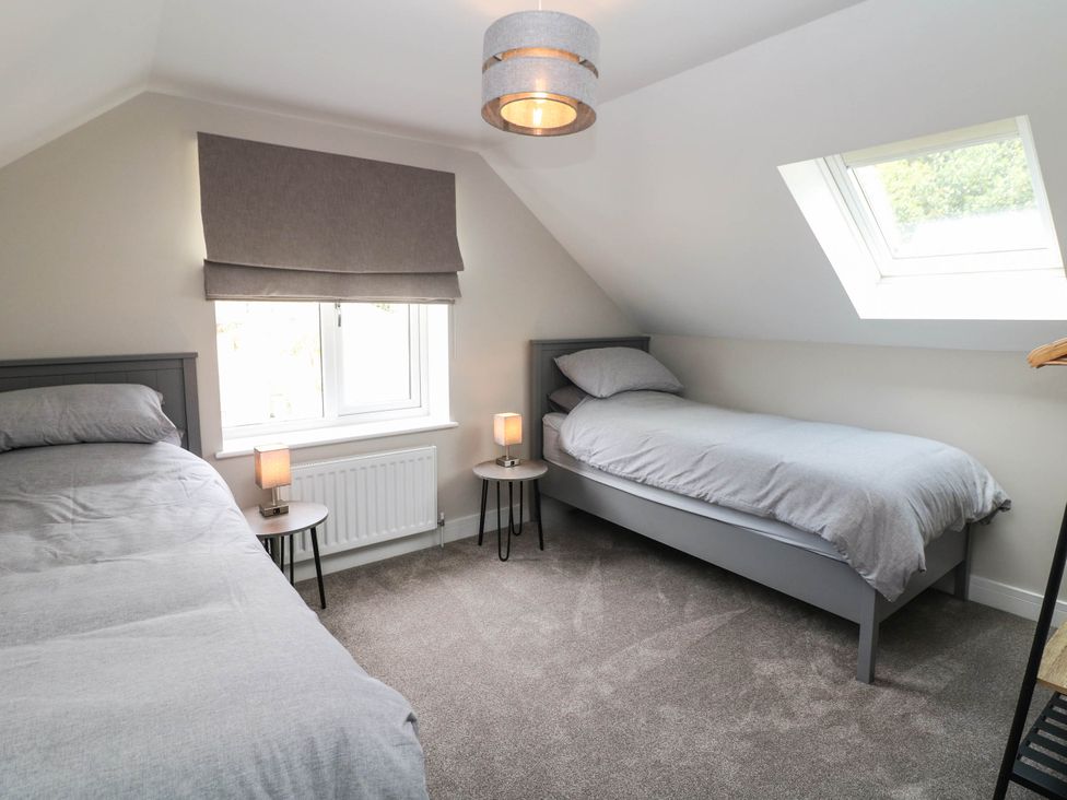 A bedroom with two beds and lamps at The Bungalow in Matlock