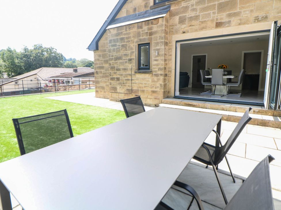 An outdoor dining area with a table and chairs at The Bungalow in Matlock
