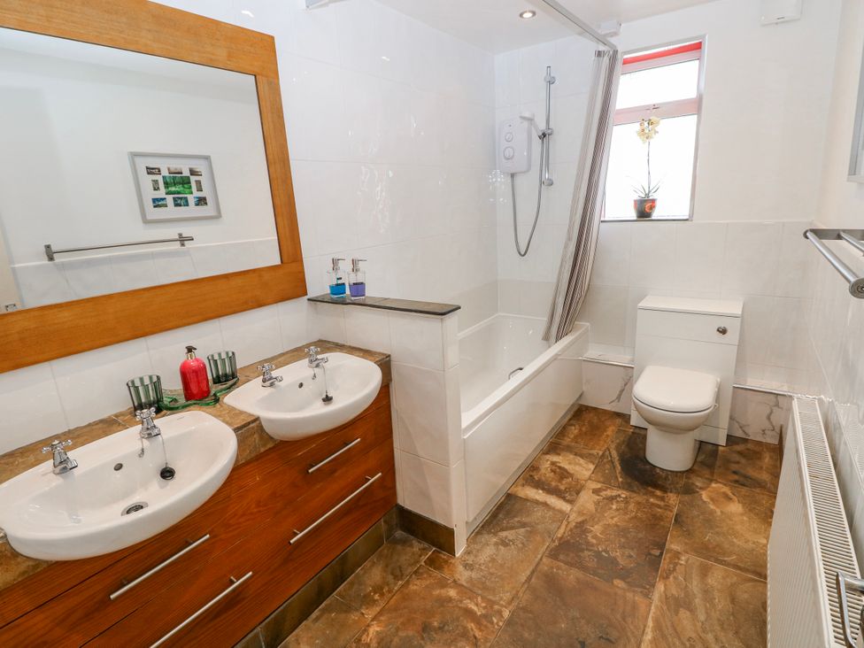 A bathroom featuring a bathtub, basin, and toilet at The Cwtch in Haverfordwest