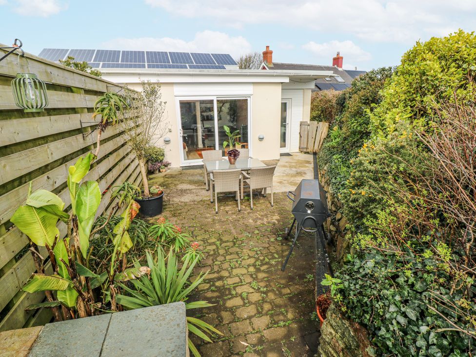 A garden with a table and chairs at The Cwtch in Haverfordwest