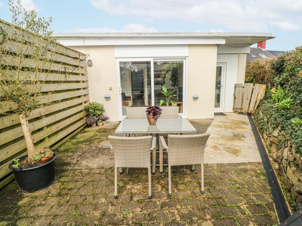 A garden with a table and chairs at The Cwtch in Haverfordwest