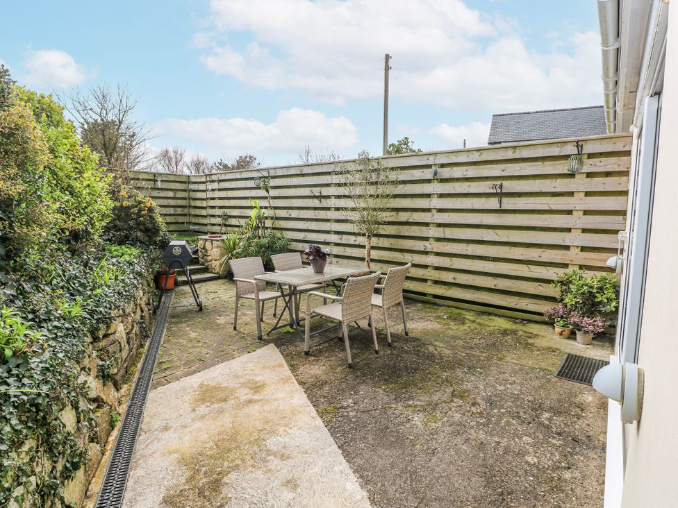 A garden with a table and chairs at The Cwtch in Haverfordwest