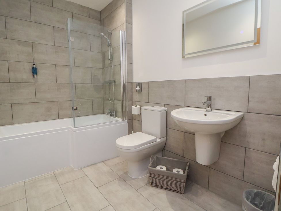 A bathroom with a bathtub, toilet, and sink at Ash Barn, Chester
