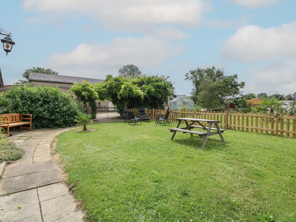A garden with a picnic table and chairs at Driftway Stables Retreat, Diss