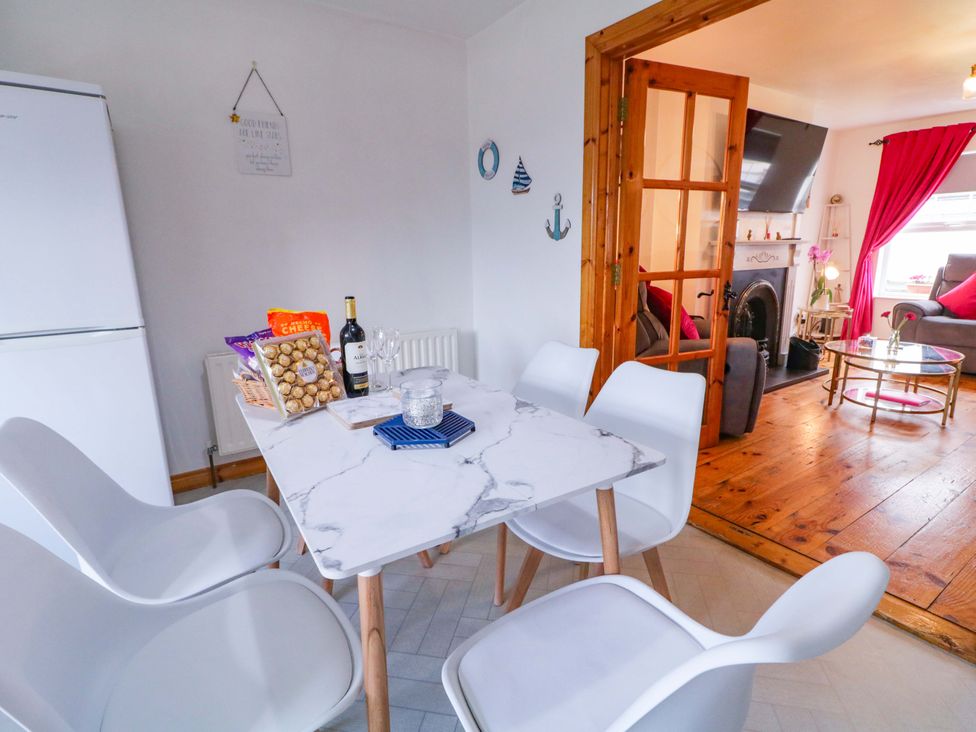A dining room with a table and chairs at Primrose Seaside Escape