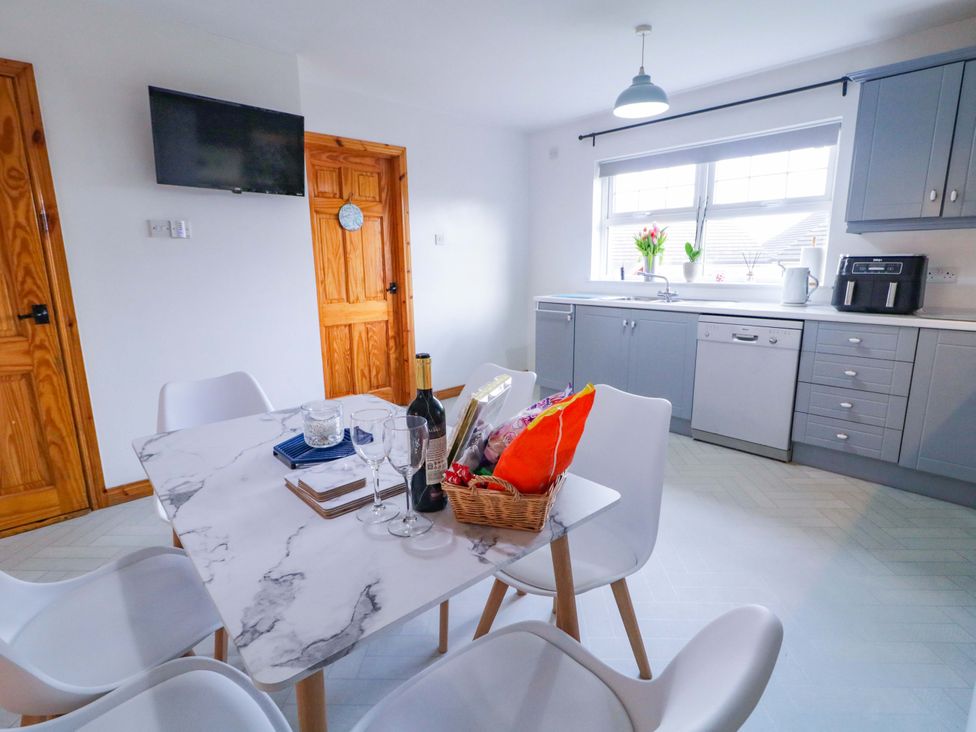 A dining room with a table and chairs at Primrose Seaside Escape