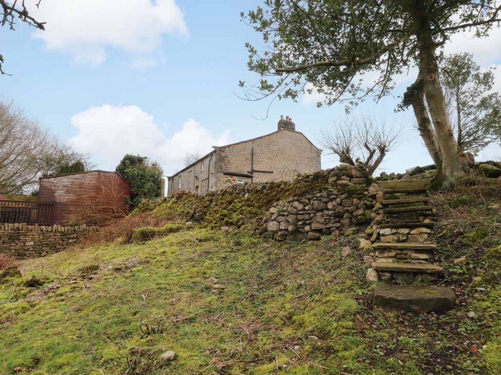 A house with stone wall and steps in front at Kirk Yett in Skipton