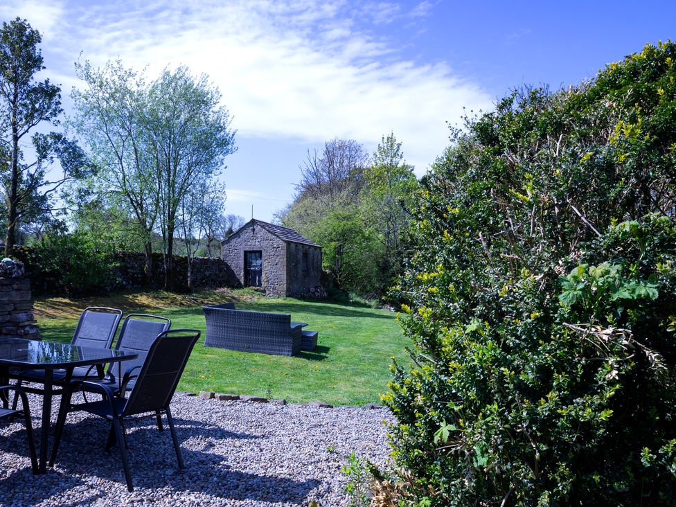 A garden with a table and chairs at Kirk Yett in Linton Falls near Skipton