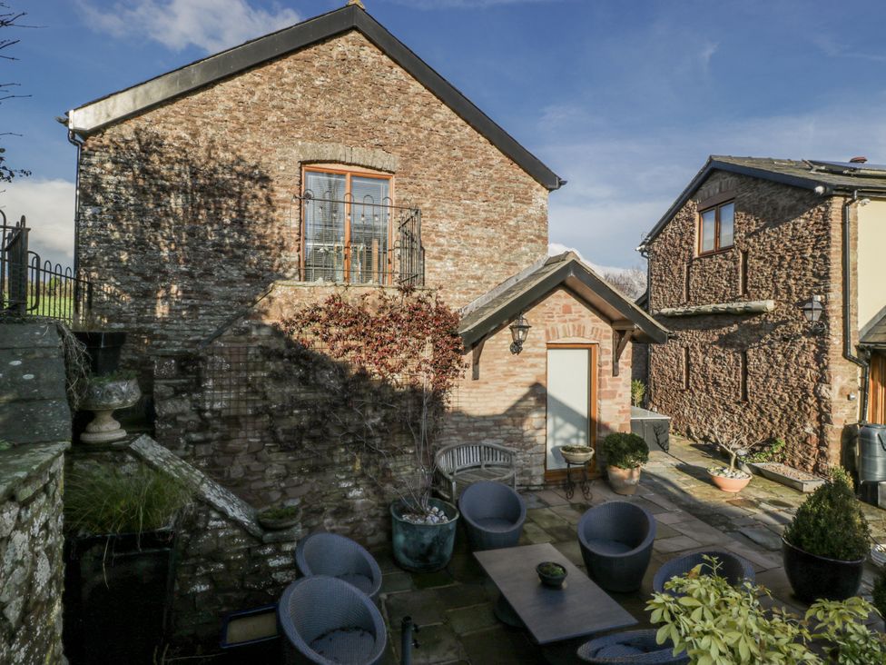 An outdoor area with seating and plants at The Wren's Nest in Ross-on-Wye