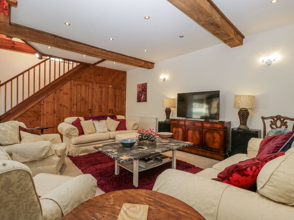 A living room with sofas and a coffee table at The Wren's Nest in Ross-on-Wye