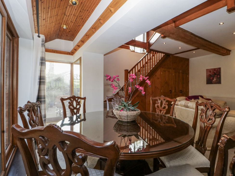A dining room with a table and chairs at The Wren's Nest in Ross-on-Wye
