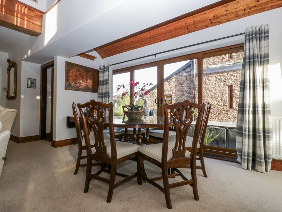 A dining room with a table and chairs at The Wren's Nest in Ross-on-Wye