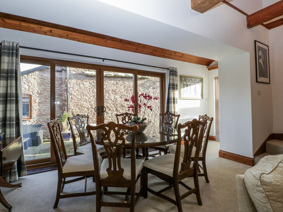 A dining room with a table and chairs at The Wren's Nest in Ross-on-Wye