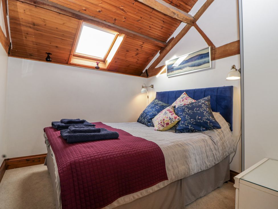 A bedroom with a bed and skylight at The Wren's Nest in Ross-on-Wye