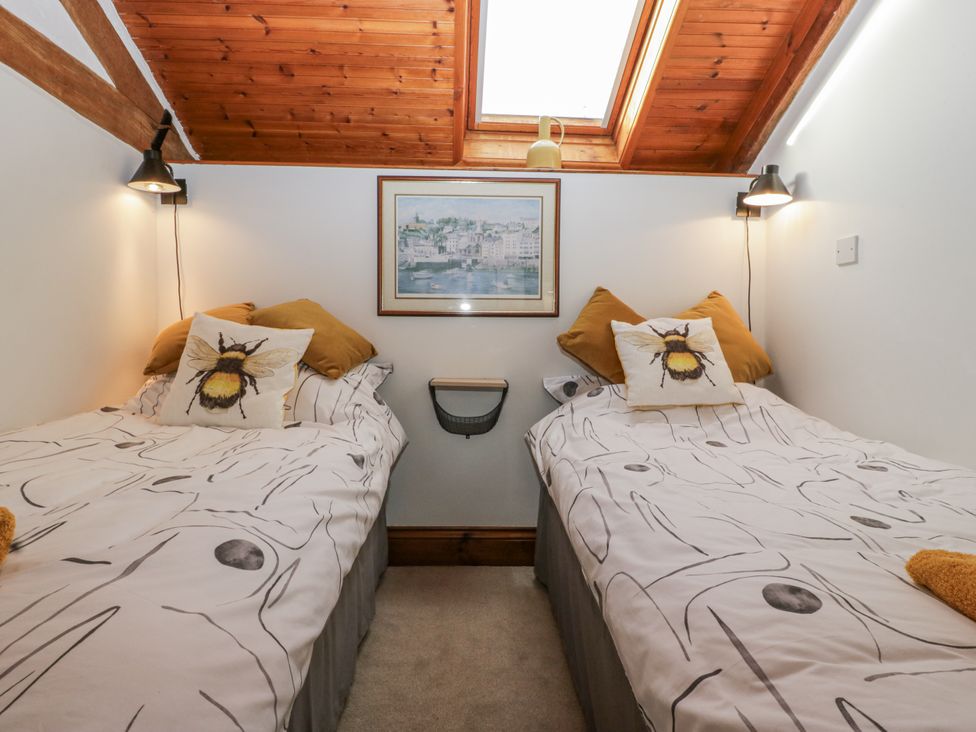 A bedroom with two single beds and a painting at The Wren's Nest in Ross-on-Wye