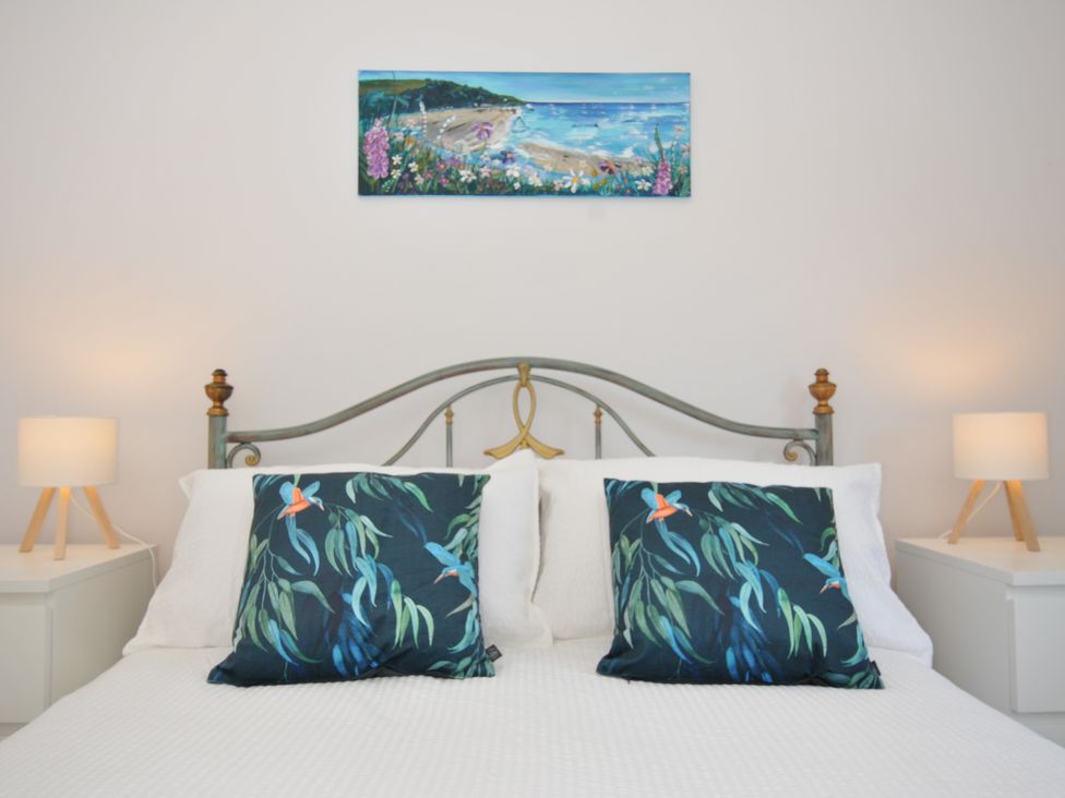 A bedroom with a bed and decorative pillows at Jazmine in Dacre