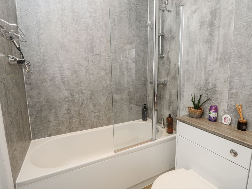 A bathroom with bathtub and shower at Red Brick Haven East Cowes, Isle Of Wight