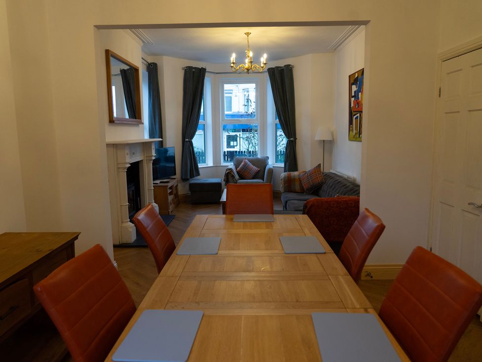 A dining room with a table and chairs at The Red Door in 