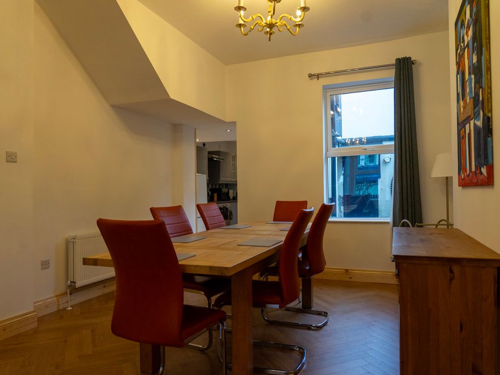 A dining room with a table and chairs at The Red Door in 