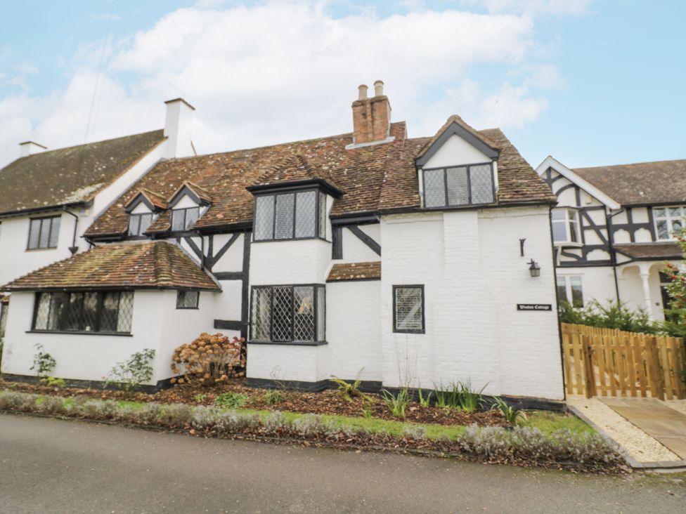 A house with gabled roof and garden at Weston Cottage in Stratford-upon-Avon