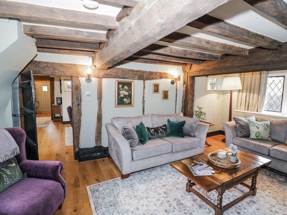 A living room with a sofa and chairs at Weston Cottage in Stratford-upon-Avon