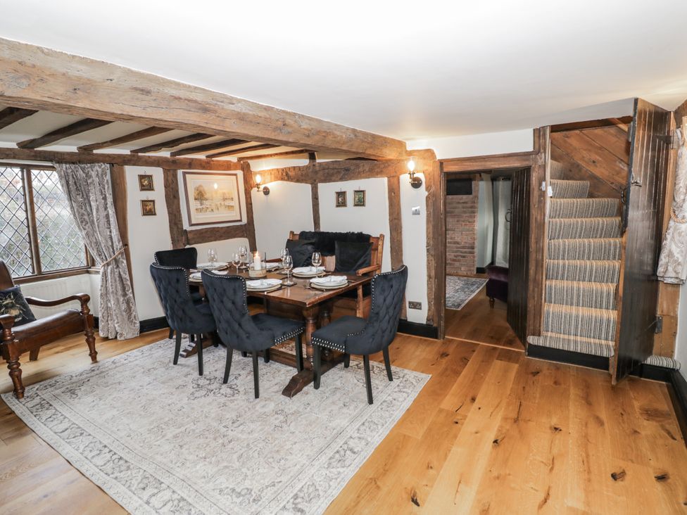 A dining room with a table and chairs at Weston Cottage in Stratford-upon-Avon