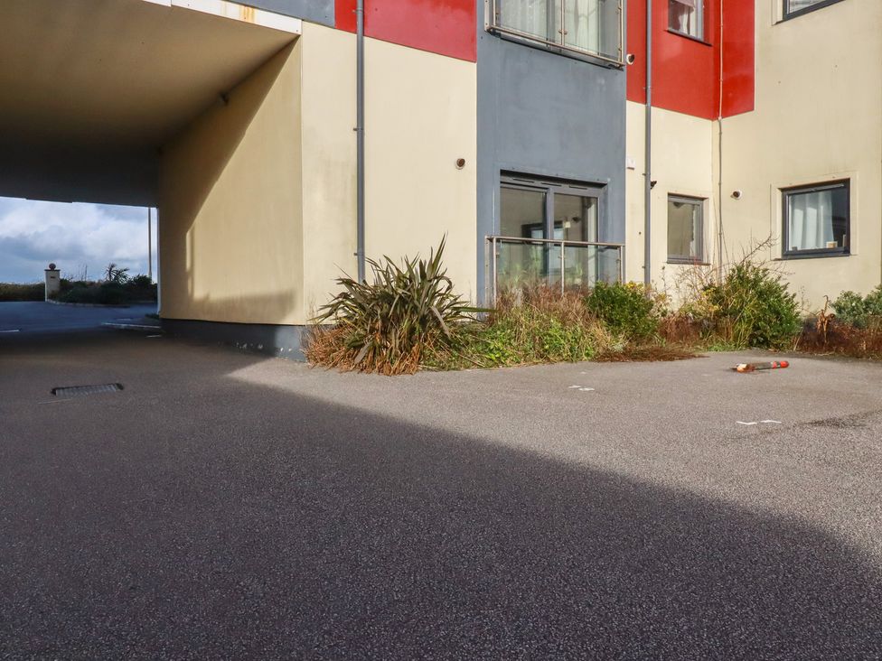 An outdoor area with a building and plants at Sea Snug Newquay